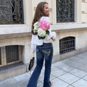 Blå jeans med detaljer - Snygga blå jeans med broderade detaljer på bakfickorna. Stilren och bekväm passform, som matchar till det mesta. Perfekt längd för mig som är 170cm.  Jag säljer de för att de ej kommer till användning men super i skicket!! Använda max 4 ggr sedan jag fick dom i julas🌟