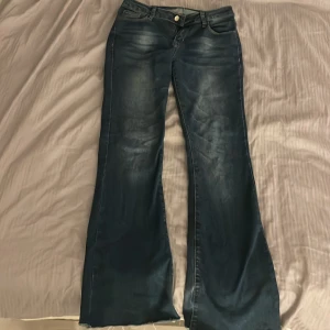Blå bootcut jeans - Snygga blå bootcut jeans. Dem är knappt andvända. Sitter bra i längden om man är runt 160-165 ugf! (Frakt ingår)💓