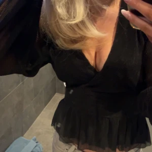 Svart topp - Super snygg topp från Gina! Säljer då dem inte kommer till användning längre 