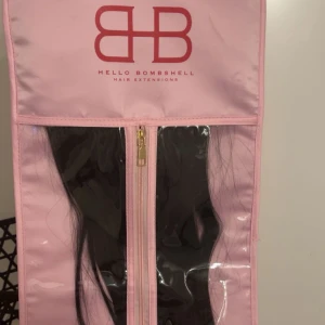 Svarta clip-on löshår från Hello Bombshell - Ny pris 1699kr Säljer svarta clip-on löshår från Hello Bombshell. Modellen heter Love Bomb och väger 100g med en längd på 50cm. Perfekt för att snabbt få längre och fylligare hår. Aldrikg använt då jag beställde det i fel färg!