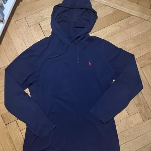 Mörkblå Ralph lauren hoodie - Mörkblå Ralph Lauren hoodie, Skick 8/10. Tveka inte att ställa frågor😁