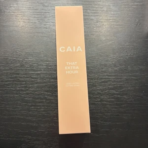 CAIA That Extra Hour Setting Spray - Säljer en CAIA That Extra Hour Long Lasting Setting Spray. Perfekt för att hålla sminket på plats hela dagen. Kommer i en stilren förpackning. Aldrig använd då jag fick två stycken i födelsedagspresent och använder inte dagligen