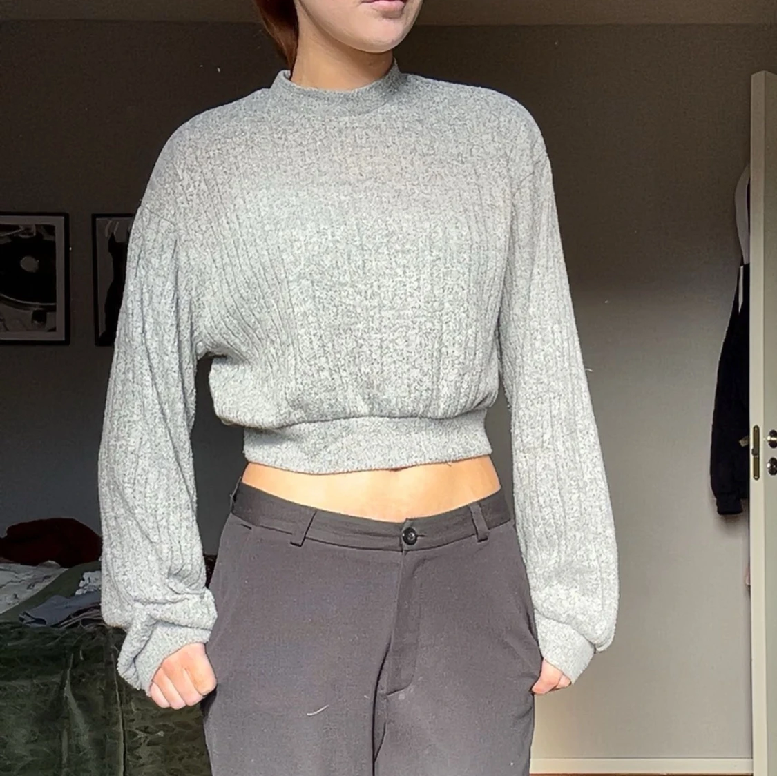 Grå ribbad croppad tröja
