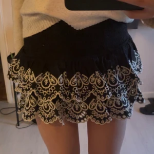 Volang kjol - Söt svart vit volang kjol från Lindex i storlek 140 men passar perfekt på mig som bär xs. Jätte fint mönster perfekt till sommaren. 