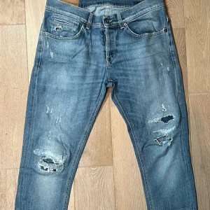 Dondup George - Sköna dondup jeansen |  modell: GEORGE med slitningar |  Storlek: W32 och längd 100 CM | 🚨 Pris går att diskutera vid snabb affär | Skick: Sparsamt använda! 
