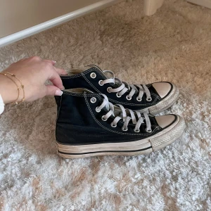 Svarta sneakers från Converse - Svarta converse i storlek 36