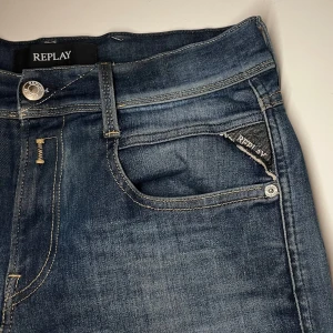 Replay Anbass 29/32 - Snygga mörkblå jeans från Replay. Klassisk femficksdesign med stilrena bakfickor.  Ny pris mellan 1,2-1,5k mitt pris 399kr storlek: w29 L32 perfekta längden för er runt 170-185cm och t.om över! Pruta går bra!🙌 kom gärna med frågor också!🙌
