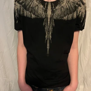 marcelo burlon tisha - skön marcelo burlon tisha. använd fåtal gånger men finns någon typ av färg fläck som inte syns på bilderna vet ej vart de kommer ifrån men ja. använder aldrig 