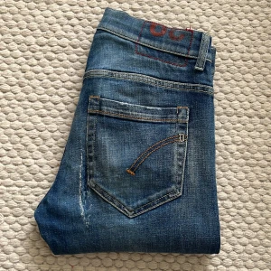 Blå skinny jeans från George - Snygga blå skinny jeans från Dondup med en modern passform. Slitage finns och dom är väldigt snygga. Nypris 3099, kvitto och tag finns