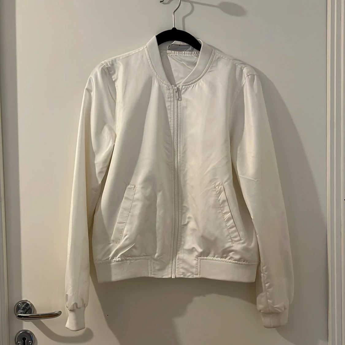 Vit bomberjacka från Noisy May