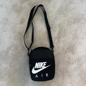 Nike air axelsremsväska  - Svart axelremsväska med kylnings funktion! Perfekt för att hålla tex drickan kall. Oanvänd. 