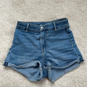 Jeansshorts  - Snygga jeansshorts från HM! Skriv för frågor:)