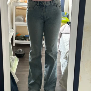Blå bootcut jeans - Snygga blå bootcut jeans med hög midja. Från HM Klassisk femficksdesign och dragkedja med knapp framtill. Mått: Innerbenslängd 79cm, midja tvärs över 36cm 
