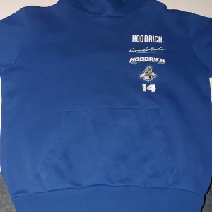 Blå Hoodrich Hoodie - En blå Hoodie med en hemlig ficka. Den är skön.