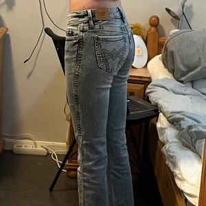 Blå bootcut jeans - Snygga blå bootcut jeans med låg midja och dekorativa sömmar på bakfickorna. Använd fåtal gånger så som i nyskick. Nypris 500kr men slutsålda på ginas hemsida. Pris går att diskutera men inga skambud. Jag är 172 och byxorna är precis i längden på mig 