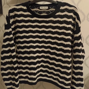 Randig stickad tröja  - Randig stickad tröja från primark. Super fin och väldigt skönt material men kommer tyvärr inte till användning. 80 kronor men priset kan diskuteras!! 