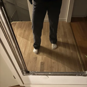 Washed svarta jeans - Low waisted straight leg jeans från Gina i storlek 40