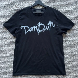 DONDUP T-SHIRT - Dondup T-shirt - Skick: 9,7/10, använd 2 gånger - Slutsåld överallt och går inte att få tag på - deluxecloset 