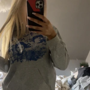 Mount rap more hoodie - Säljer denna hoodie då den aldrig har kommit till andvänding och inte riktigt är min stil💝skriv för fler bilder!!!