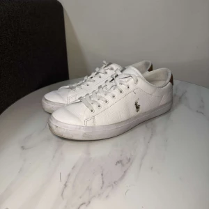 Ralph lauren skor - Hej säljer nu mina vita ralph lauren skor. Skorna är fräscha och kan verkligen göra en outfit. Vid frågor eller funderingar är det bara att skriva🙏❤️