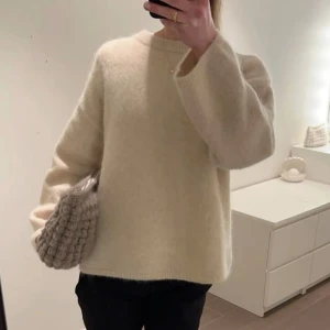 Vit stickad tröja från Gina Tricot  - Säljer en stilren och mysig vit stickad tröja från Gina Tricot . Tröjan har en klassisk rund hals och långa ärmar, perfekt för kyliga dagar. Den är enkel att matcha och ger en avslappnad look.