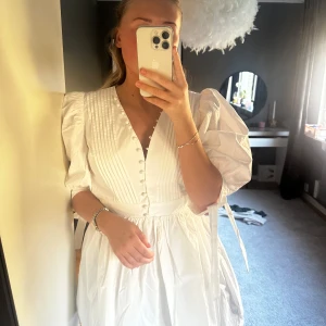 Showpo klänning  - Super fin klänning från showpo perfekt till studenten!! Strl 38 skulle säga att den passar en 36 också!🩷🩷