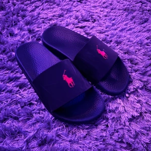 Ralph lauren tofflor - Säljer nu mina Ralph lauren tofflor i fint skick. Lite smutsiga på undersidan och även lite märken på ovansidan. De är marinblåa. Nypris på dessa är 995. Bara att höra av sig vid frågor eller funderingar. 