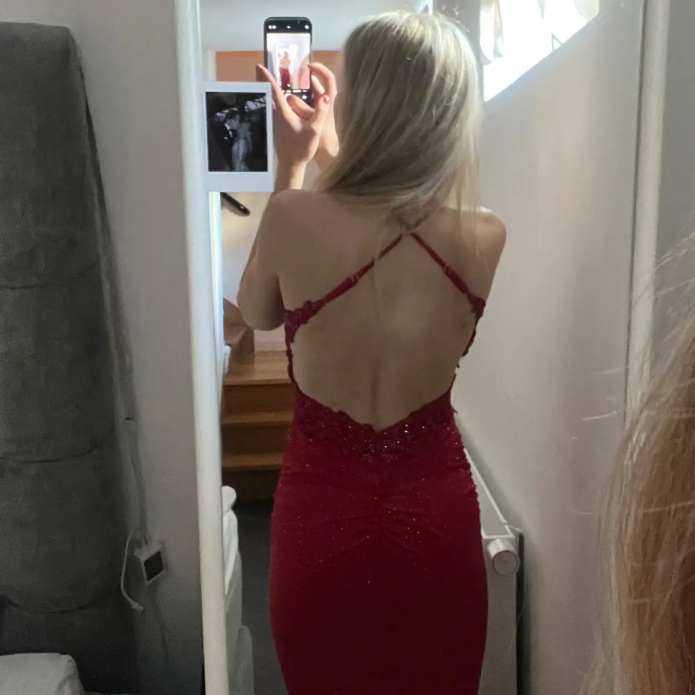 Säljer denna superfina balklänningen då jag valde en annan på min bal! ❤️ Från zapaka i strl 32, klänningen går ner till golvet på mig som är 165💋💋bara att skriva för fler frågor!! . Mekot.