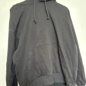 Svart hoodie från Weekday - Säljer en svart hoodie från Weekday i storlek S men skulle säga att den passar mer som M/L. Säljer då den är för stor för mig och inte passar min stil. Mörkare färg i verkligheten.