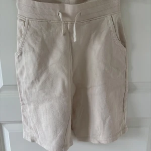 Beige shorts från Cubus  - Säljer ett par bekväma beige shorts från Cubus i storlek XS. Längden är lite över knäna. Säljer då de inte kommer i andvändning. Kontakta mig om ni vill veta mått.