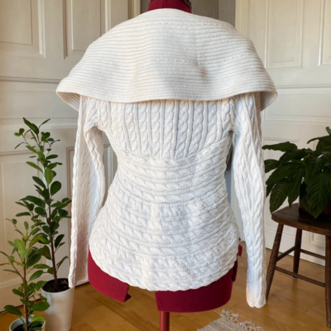 Vit stickad omlottkofta från Hampton Republic - 1