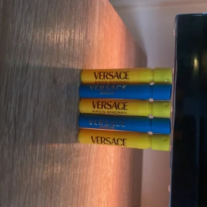 Versace Eros Energy Parfym - Säljer Versace Eros Energy parfym i smidiga provrör. Varje rör har en stilren design i blått och gult med Versace-loggan tydligt tryckt. Perfekt för att testa doften eller ha med på resan. Fräsch och energigivande doft för den moderna mannen.