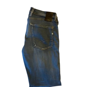 Replay ambass - Feta replay anbass i storlek 31/30 passar bra till en enkel outfit, jeansen har slitningar som design. En liten defekt i skrevet men inte värsta! Bra skick annars. Jeansen är hyperflex så mycket sköna är dom.