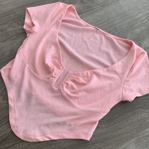 ljusrosa topp - i storlek S använd få gånger säljer för 60kr💗