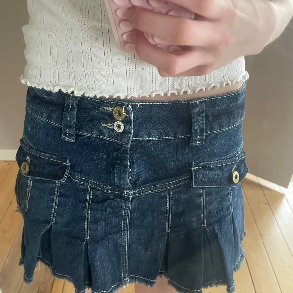 Snygg jeanskjol med volang och fickor där fram. Snygg och passar jätte bra nu till sommaren. . Hameet.