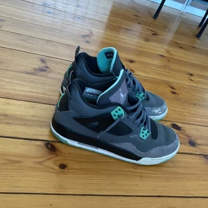 Jordan 4 green glow size 39-40 - Säljer för att jag växte ur dom de är rätt använda men är en unik color way 