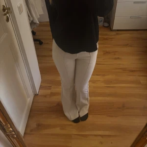 Kostymbyxor - Lågmidjade beiga kostymbyxor. Bekvämt tyg med lite stretch i men sitter bra i midjan och ha två framfickor. Då de har lite stretch i sig passar dessa även S och möjligt M. Skriv vid frågor 🫶🏻🌸