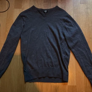 Grå v-ringad tröja från Uniqlo - Säljer en stilren grå v-ringad tröja från Uniqlo. 100 % merinoull. Nypris 600