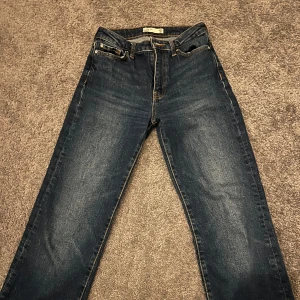 Mörkblå flare jeans - Snygga mörkblå flare jeans , säljer på grund av att jag ej kan ha dom. Knappt använda. Pris kan diskuteras.