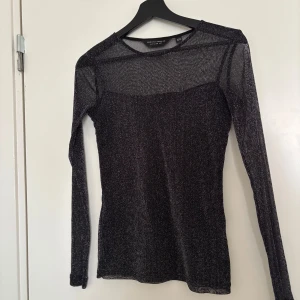 Glittrig topp - Glittrig jättefin topp som inte kommer till användning. 