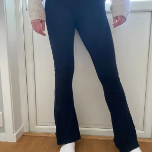 Svarta byxor från Even&Odd - Snygga svarta byxor från Even&Odd tall med bootcut-stil. Perfekta för en trendig look. Tillverkade i ett bekvämt material som ger en skön passform. Perfekt för dig som är lite längre och har svårt att jeans som båda passar i längden och bredden. Pyttelitet hål i knät 