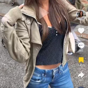 Grön/ Beige Only jacka !!SÖKER!! - Söker denna jacka ifrån Only, vet inte vad den heter och lägger därför ut en annons om den här. Säljer du denna jacka så får du gärna höra av dig! 