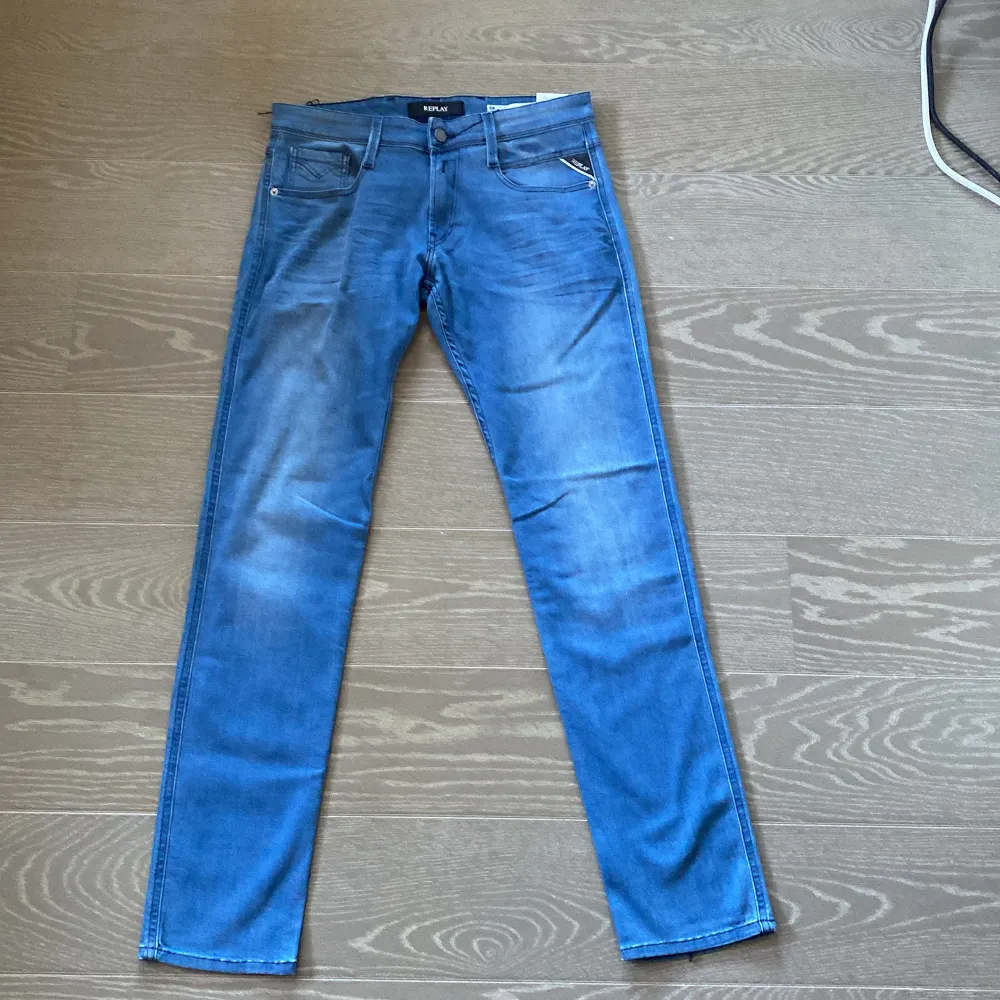 Säljer dessa snygga replay jeans. De är i storlek W30 och L34. De är också i Slim.De är helt nya. Hör gärna av dig om jeansen om du vill veta mer. . Farkut & Housut.