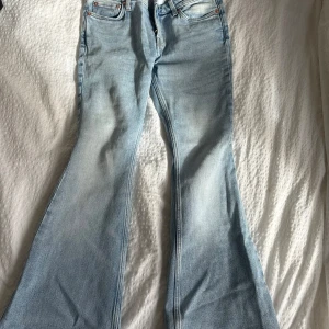 Ljusblå bootcut jeans - Säljer ett par ljusblå bootcut jeans med klassisk femficksdesign och dragkedja. Jeans är i väldigt bra skick. Hör av er vid frågor, pris kan diskuteras.💙