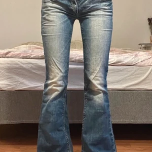 Blå bootcut jeans från Only - Snygga blå bootcut jeans från Only som är low waisted. Midjemått: 38 cm (tvärs över), innerbenet: 82 cm ❤️❤️står 38/34 skulle säga de passar W27-W28 
