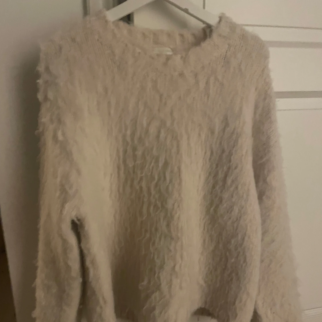 Beige/vit fluffig tröja från H&M - 1