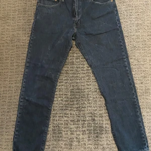 Levis 512 jeans i mörkblå  - Säljer ett par klassiska Levis 512 jeans i mörkblå.