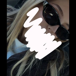 Svarta solglasögon med kattögonform - Snygga svarta solglasögon med en trendig kattögonform. Perfekta för att ge din outfit en cool touch. De har en elegant design som passar till många olika stilar.