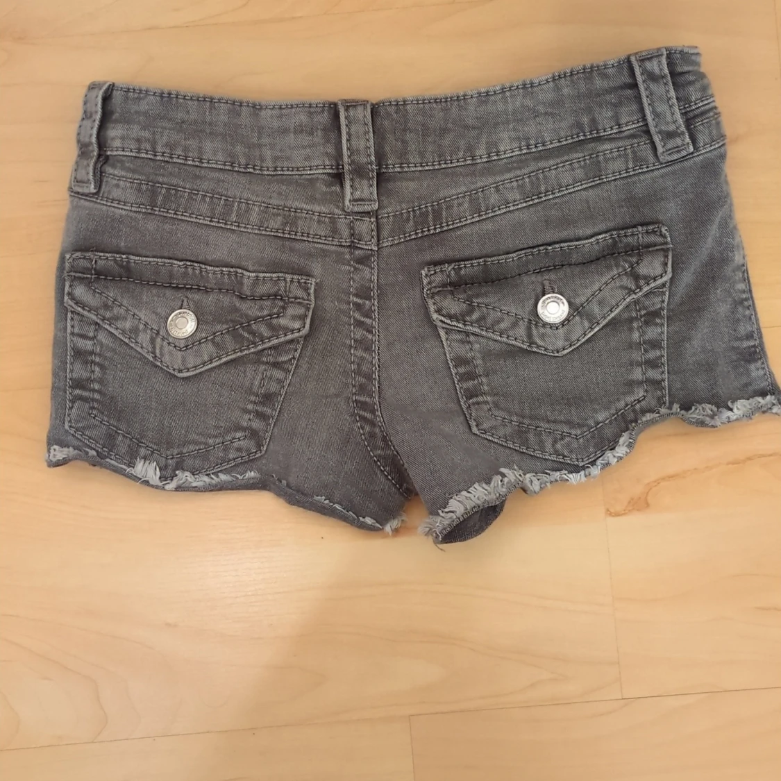 Grå jeansshorts