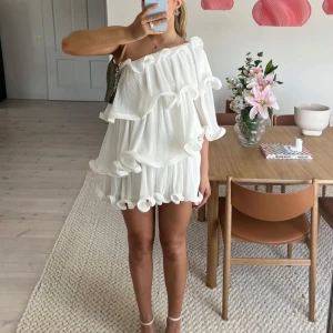 Vit studentklänning  - Lojsan Wallin x Nakd, aldrig använd utan endast testad. Perfekt till student🤍🤍